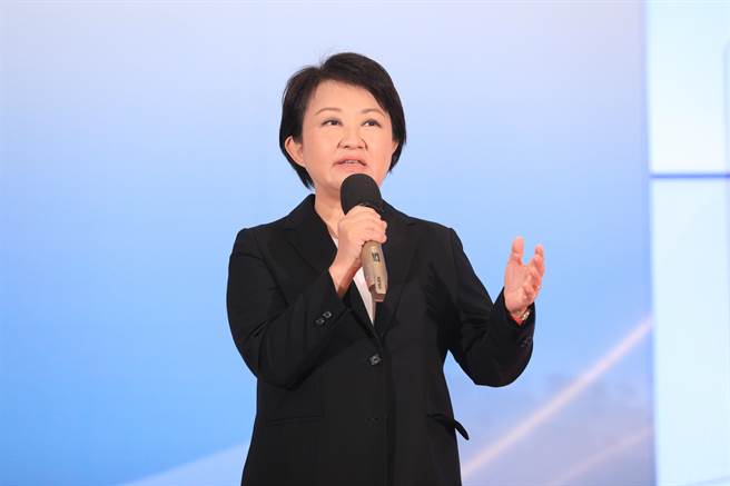 台中市长卢秀燕出席磐石会会长交接典礼，强调水电、物价是今年重要议题。(林欣仪摄)