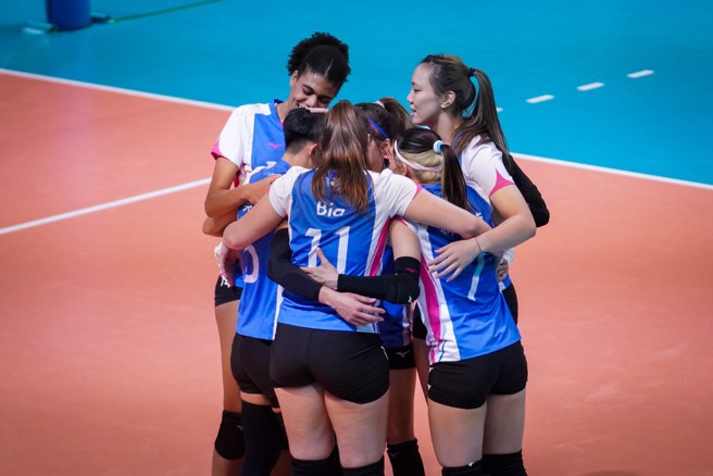 台北鲸华球员在场上齐聚讨论。(中华排协提供)