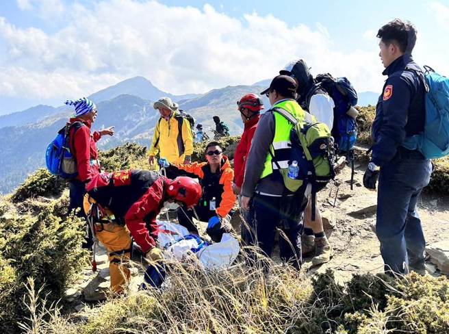 57岁吴姓男子与大学同学攀登合欢北峰，他突然昏倒送医不治。（民眾提供／杨静茹南投传真）