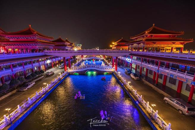 配合观光夜市开幕，正统鹿耳门圣母庙护城河会有灯光造景搭配播放音乐。。（正统鹿耳门圣母庙提供／程炳璋台南传真）