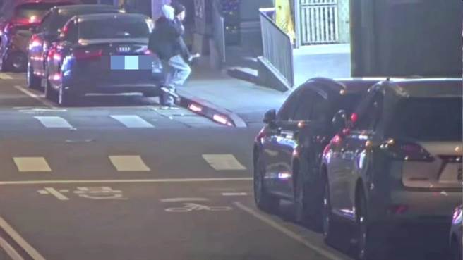 李男背着女友进超商，引发8人侧目嘲讽。（警方提供）