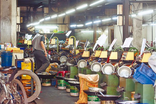 经济部17日召开电价审议委员会，会中决议4月起调涨电价。图为高用电量的加工厂作业场景。（资料照，邓博仁摄）