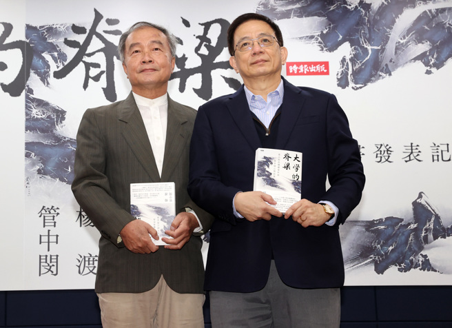 前台大校长管中闵（右）与知名作家杨渡（左）合作撰写《大学的脊梁：臺大校长遴选事件与管中闵心情记事》，13日举行新书发表会，该书记录2018年臺大校长遴选事件过程，由杨渡访谈事件中重要相关人士，记录当年鲜为人知的关键内幕，事件主角的管中闵则写下18篇心路歷程记事。（黄世麒摄）