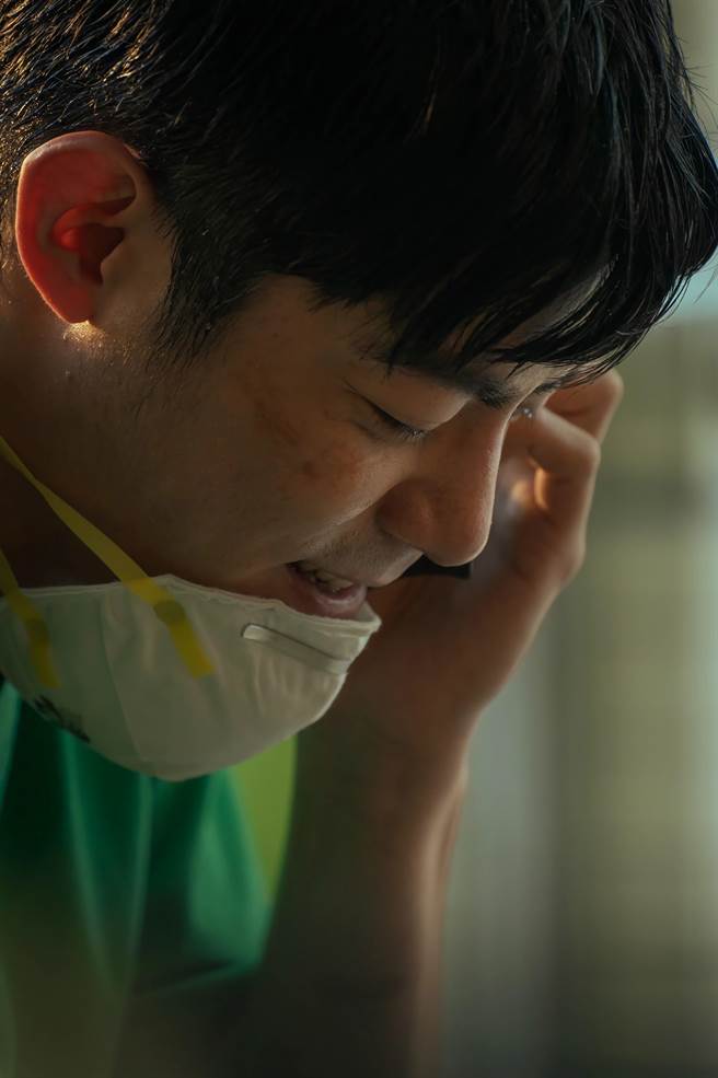 王柏杰饰演经歷生死第一线医生。（CATCHPLAY提供）