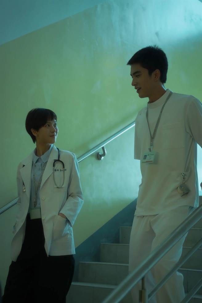 曾敬骅和项婕如饰演一对医护恋人。（CATCHPLAY提供）