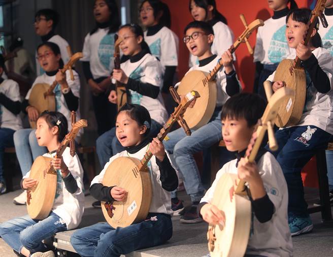 「文化体验教育展」开幕记者会，来自国境之南的屏东车城 恒春国小小朋友弹奏月琴引唱恒春名谣。(陈怡诚摄)