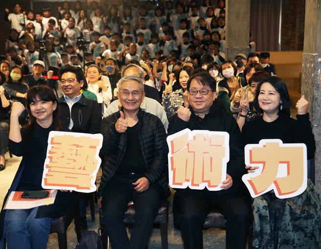 文化部18日举办 「文化体验教育展」的开幕记者会，文化部政务次长李静慧(左)、云门舞集创办人林怀民（左二）、朱宗庆打击乐团艺术总监朱宗庆（右二）及立委吴思瑶（右）齐聚见证文化体验教育6年来的丰硕成果。(陈怡诚摄)