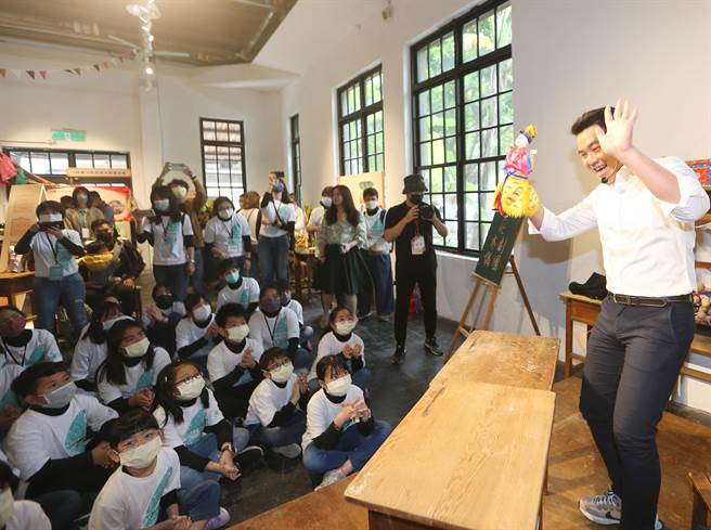 「文化体验教育展」开幕记者会，台北木偶剧团现场说明木偶角色。(陈怡诚摄)