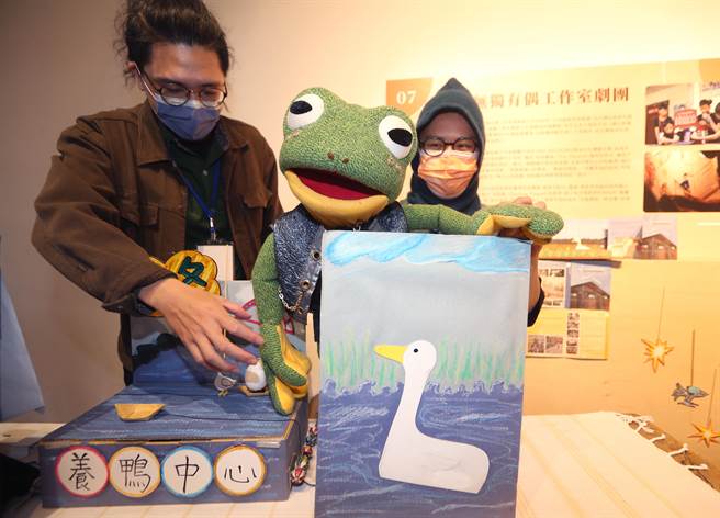 「文化体验教育展」开幕记者会，无独有偶工作室剧团现场展示表演该剧团玩偶。(陈怡诚摄)