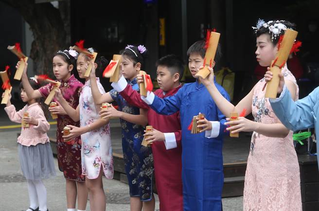 「文化体验教育展」开幕记者会，翰霖民俗说场艺术团的学员在活动现场小秀说唱身手。(陈怡诚摄)