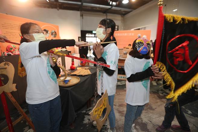 「文化体验教育展」开幕记者会，郑郁琳「家将文化」现场向小朋友说明八家将文化及配饰等。(陈怡诚摄)