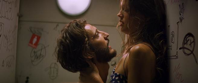 皮耶尼内电影中周旋于多位女子之间。（原创娱乐提供）