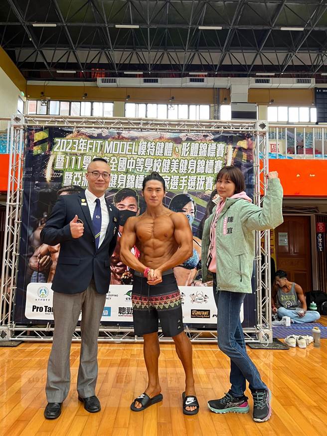 长期关注体育的基隆市议员陈宜（右）为基隆子弟王言庭（中）打气。（陈宜办公室提供／徐佑升基隆传真）