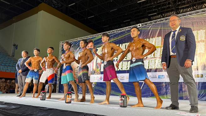基隆子弟王言庭（右四）勇夺男子形体、男子健体、Fitmodel的「三冠王」。（陈宜办公室提供／徐佑升基隆传真）