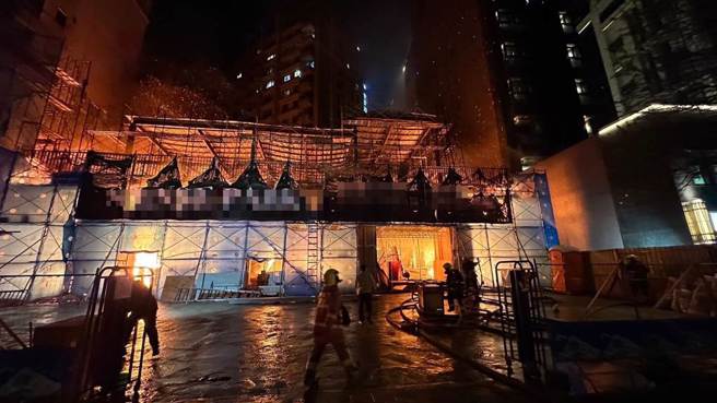 新北林口今(18)日晚间19时28分窜恶火，新北市消防局获报文化三路1段一处2层楼工地突然发生火警。(黄敬文翻摄)