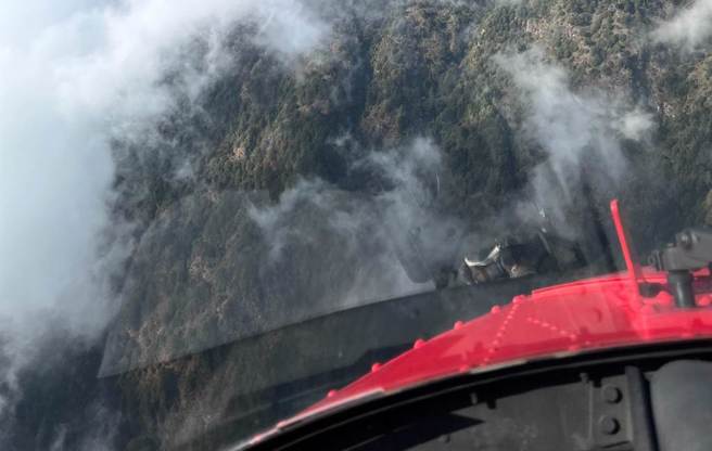 73岁男子18日独攀郡大山不慎失足坠100公尺深山谷，直升机下午两度尝试吊挂，因山势陡峭都失败。（民眾提供／杨静茹南投传真）