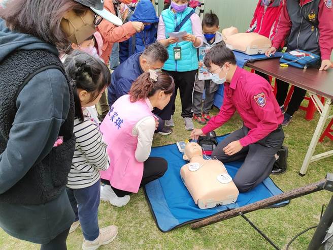 新北市消防局第三大队18日下午在淡水区观潮广场办理大型消防宣导园游会，现场除了一般宣导摊位外，另设有多种互动闯关关卡及表演活动，吸引大批孩童前往现场闯关。(黄敬文翻摄)