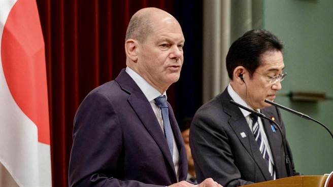 德国总理萧兹、日本首相岸田文雄（右）。（路透社）