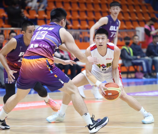裕隆后卫陈品铨(右)。(中华篮协提供)