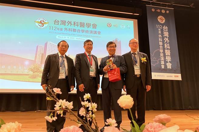 中研院院士魏福全（右2）荣获112年度台湾外科医学会终身成就奖。左起：外科医学会理事长侯明锋、高医大董事长陈建志及林口长庚医院院长陈建宗。（外科医学会提供／袁庭尧高传真）