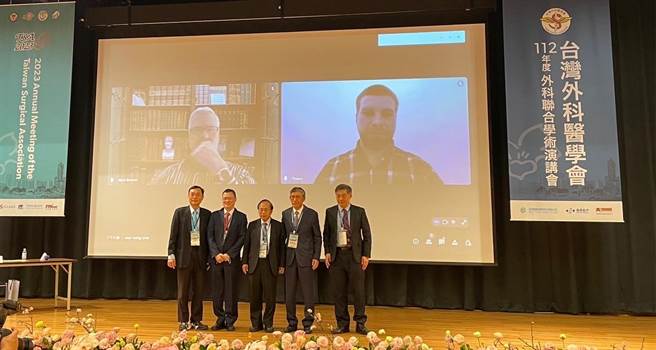 外科医学会年会主委郭耀仁（左起）、成大医院院长李经维、 北医董事长陈瑞杰、外科医学会理事长侯明锋 、外伤科医学会理事长林恒甫，与美国战伤专家及乌克兰医师视讯分享战伤议题后合影。（外科医学会提供／袁庭尧高传真）