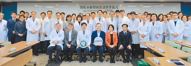TAISE董事长简又新大使（前排右三起）与北医附医院长邱仲峯、北医大总顾问何弘能、臺北癌症中心院长张俊彦及八位副院长和全院一级主管完成签署。图／TAISE提供