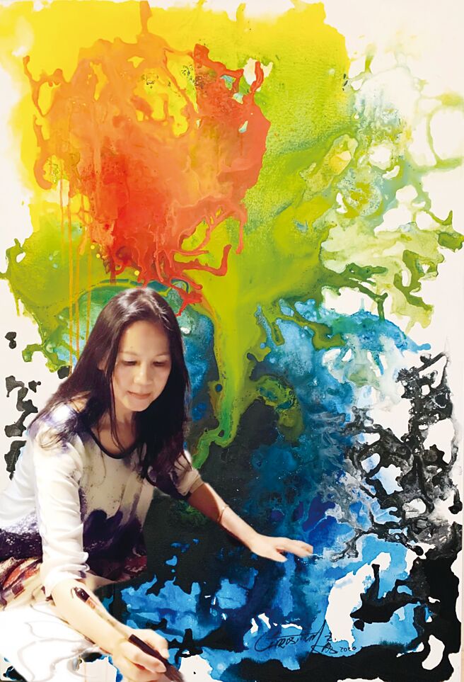 画家陈玉庭与其近作「花儿不住瓶」合影。图／香港天趣艺术人生基金会提供