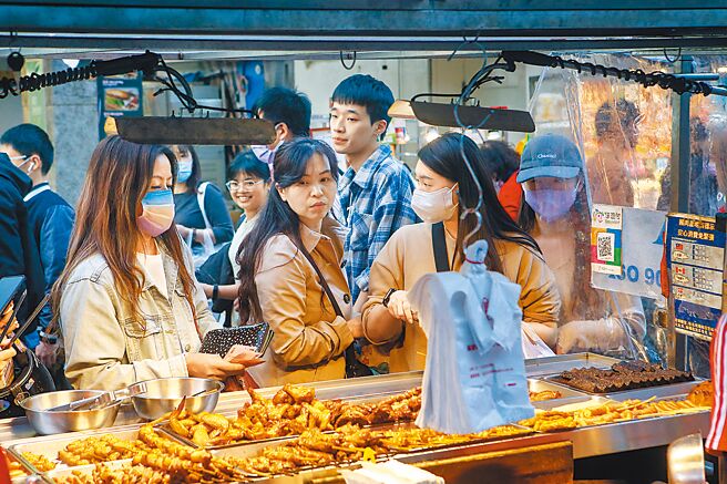 经济部17日举行电价审议会，自4月1日起平均电价调涨11%，势必带动物价上涨增加通膨压力，对民生消费衝击。图为傍晚民眾在夜市消费情形。（邓博仁摄）