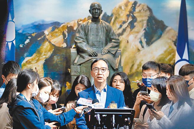 国民党选策会人选名单引爆争议，党主席朱立伦（中）17日表示名单内容还会再调整，并强调党内还有一个提名委员会才是真正的决策单位。（范扬光摄）