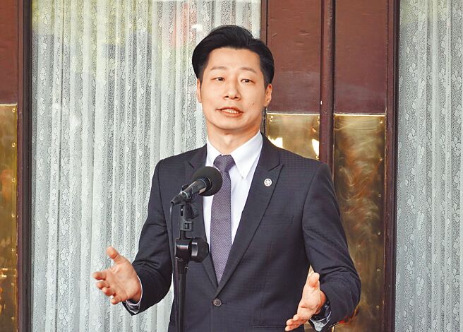 立委林昶佐17日出面说明不竞选连任，原因是家人2年前被检查出罕见疾病，希望放慢脚步用更多时间陪伴家人。（姚志平摄）