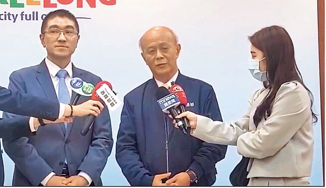 交通部次长胡湘麟（中）前往拜会基隆市长谢国梁（左），向谢国梁说明基隆捷运经费增加的歷程，同时了解市府的想法，一起来解决基捷问题。（徐佑升摄）