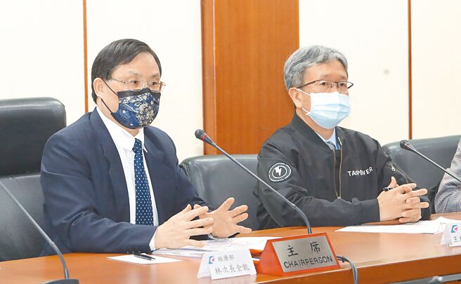 经济部17日召开电价费率审议会，会后由经济部次长林全能（左）与台电总经理王耀庭（右）等人宣布调涨电价。（郑任南摄）