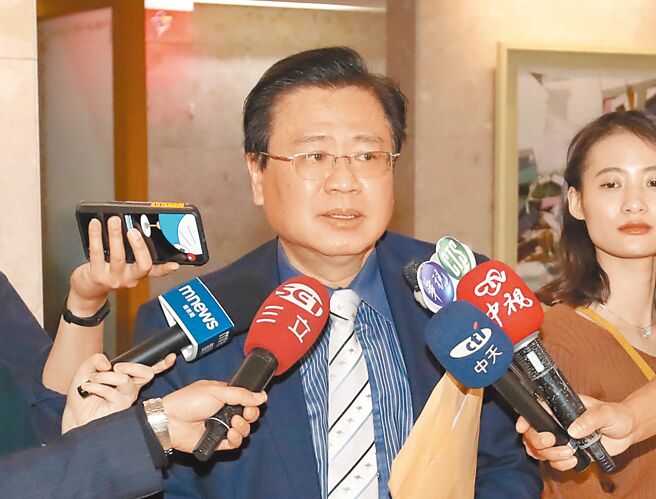 经济部17日召开电价费率审议会，商总理事长许舒博出席会议，面对媒体表示希望电价的涨幅不要超过10％。（郑任南摄）