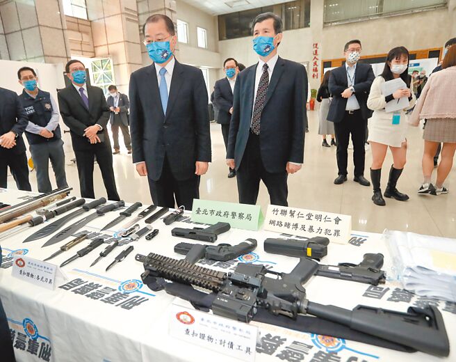 警政署長黃明昭（前左）在刑事局長李西河（前右）陪同下，了解台北市警察局查獲竹聯幫仁堂明仁會網路賭博及暴力犯罪案件查獲的多件瓦斯槍等犯罪工具。（鄭任南攝）