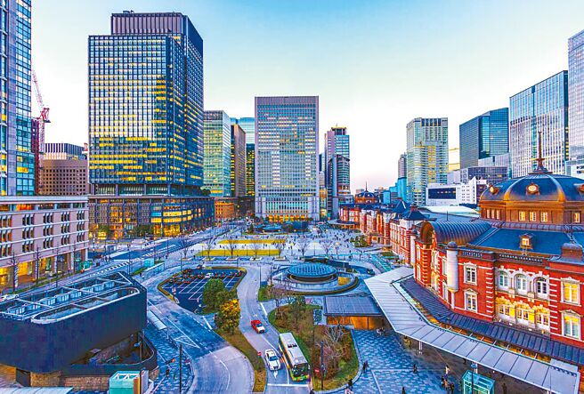 「西区门户计画」轮廓日益清晰，在606亿的台北双星、270亿的中华邮政双塔，与211亿台铁E1E2大楼等建设的推波助澜，未来可望发展成如东京日本桥地区繁华昌盛。（甲桂林提供）