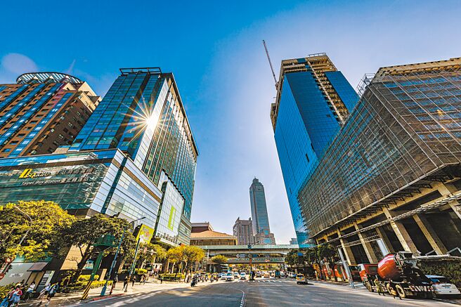 位于台北巿西区的承德路，连结台北车站、花博、台北表演艺术中心、北士科，快速窜起，发光发热，为区内最重要的主干道。（甲桂林提供）