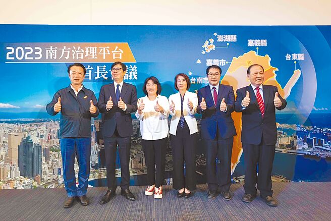 嘉义市长黄敏惠（左三）到高雄参加「南方治理平台」，与绿营县市长同框。（嘉义市政府提供／廖素慧嘉市传真）