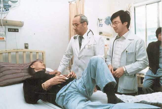 曾獲立法院厚生會第六屆醫療奉獻獎得主、奠定東台灣重要內科體系的艾可諾醫師（中）昔日在花蓮門諾醫院看診情形。（門諾醫院提供／王志偉花蓮傳真）