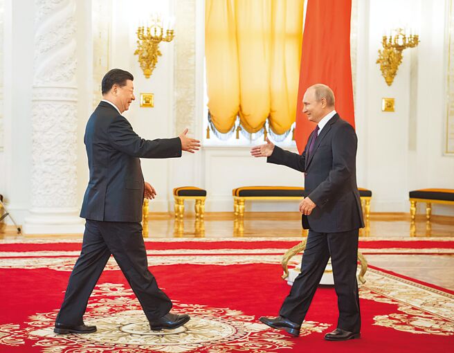 中國外交部17日宣布，應俄國總統普丁邀請，國家主席習近平3月20～22日將赴俄羅斯進行國是訪問。圖為2019年6月兩人在克里姆林宮會面。（新華社）
