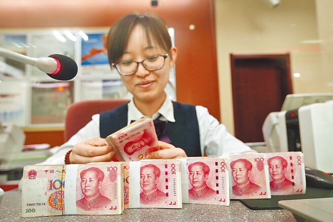 中國人民銀行宣布，將於27日降低金融機構存款準備率1碼，即0.25個百分點。（中新社）