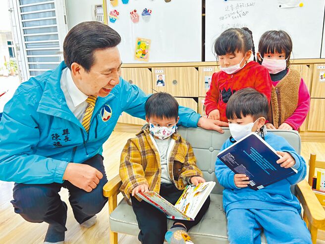 金門縣長陳福海（左一）巡訪烈嶼學區，期許家長能共伴學習，優化學前教育。（金門縣政府提供／于家麒金門傳真）