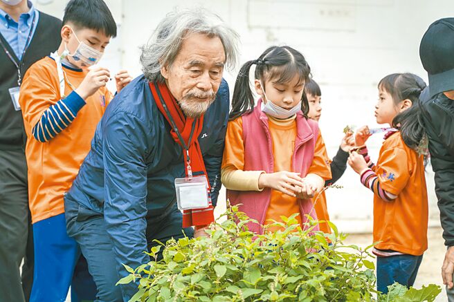 台灣光罩慈善基金會董事長吳國清，準備將信德國小打造成重視品德教育的自主學習學校。（新英國小提供／謝明俊苗栗傳真）