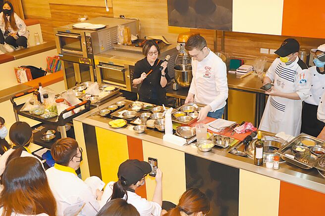 健行科大17日邀请法国专业主厨凯文．雷贝勒克（Kevin Le Bellec）来台，为学生示范法式厨艺。（健行科大提供／蔡明亘桃园传真）