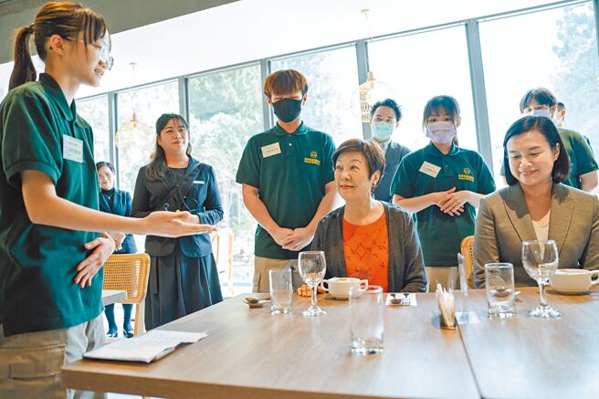 水里商工参加技职培力营的学员，为台积电慈善基金会董事长张淑芬等人送上餐点，并进行解说，展现培训成果。（溪头福华提供／杨静茹南投传真）