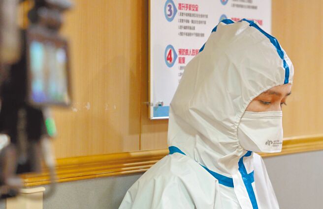 小薰穿防護衣拍戲，情緒只能靠眼神傳達。（大愛提供）