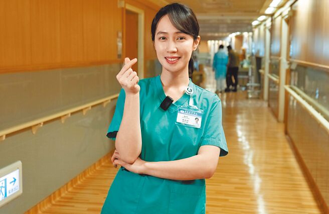 小薰穿防護衣拍戲，情緒只能靠眼神傳達。（大愛提供）