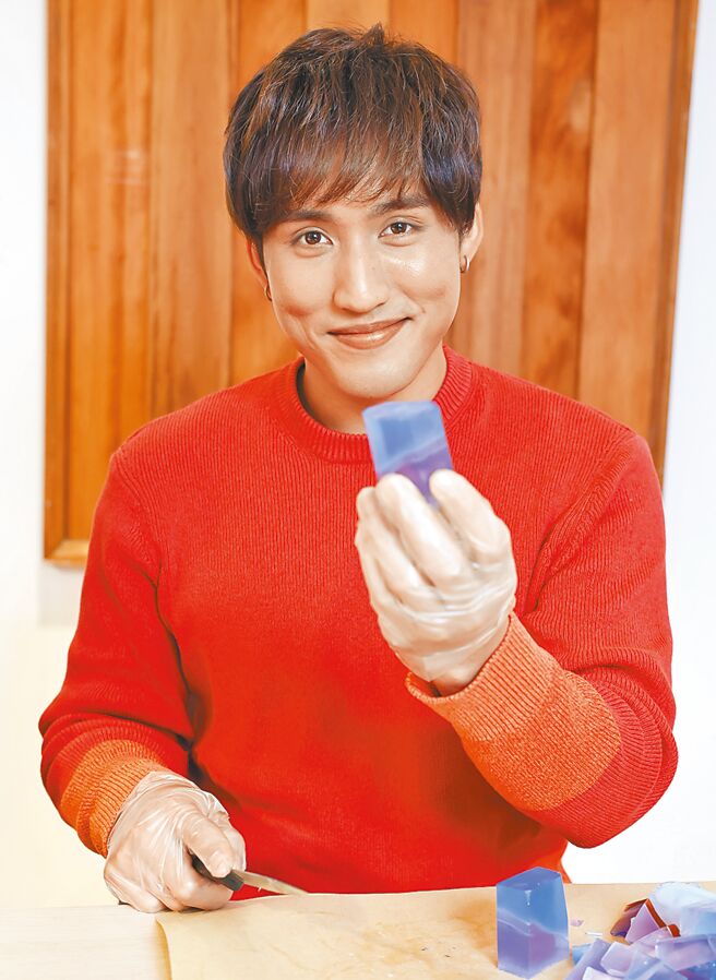 李俊纬亲手制作「水晶矿石宝石皂」，打算带回新加坡送女友。（陈俊吉摄）