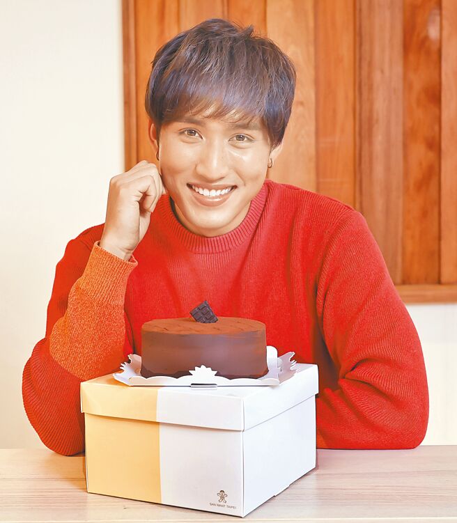 李俊纬品尝「神旺普诺麵包坊」的顶级生巧克力蛋糕，大呼好吃。（陈俊吉摄）