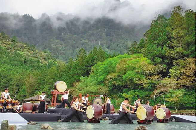 明池水剧场「池中剑II-英雄会」将艺术与观光合而为一。（klook提供）