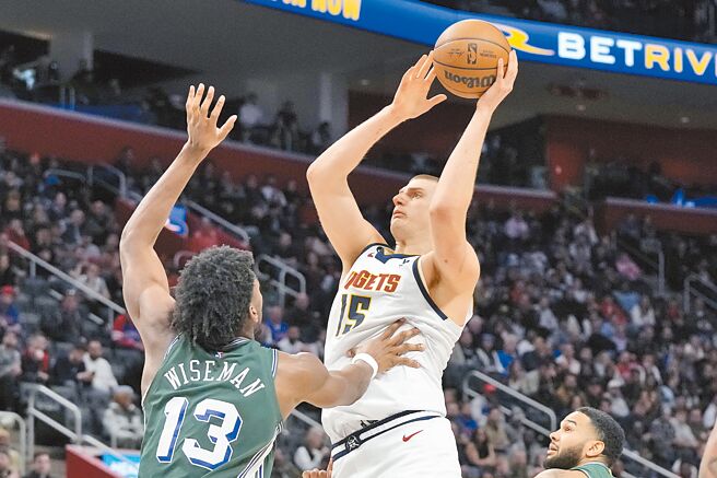 金块中锋约基奇（右）强攻活塞禁区。（美联社）